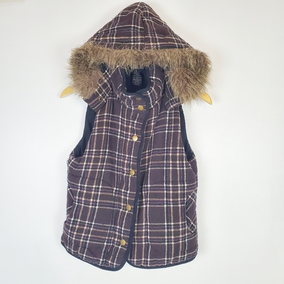 Wet Seal sleeveless vest with detachable fur hood - Picture 2 of 7